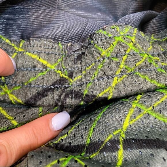 Boys Champion Green, Grey and Black Graphic Print Shorts Size 5 - Picture 4 of 9